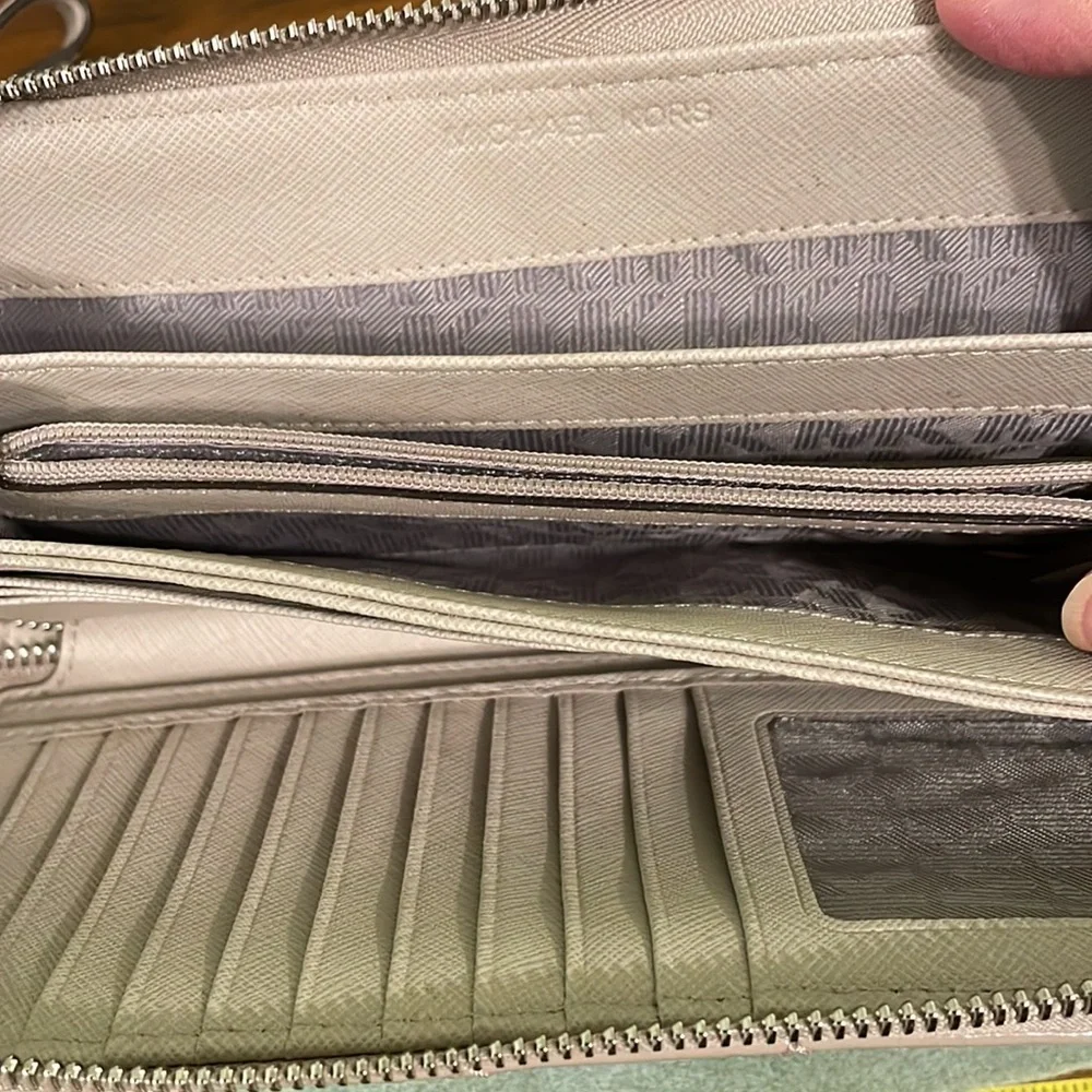 Michael Kors wristlet. Taupe / Tan - Picture 4 of 12